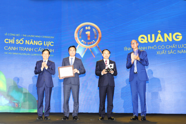 Lãnh đạo tỉnh Quảng Ninh nhận Cúp quán quân PCI năm 2021. Đây là năm thứ 5 liên tiếp Quảng Ninh giữ vị trí đứng đầu bảng xếp hạng năng lực cạnh tranh cấp tỉnh. Ảnh Đỗ Phương